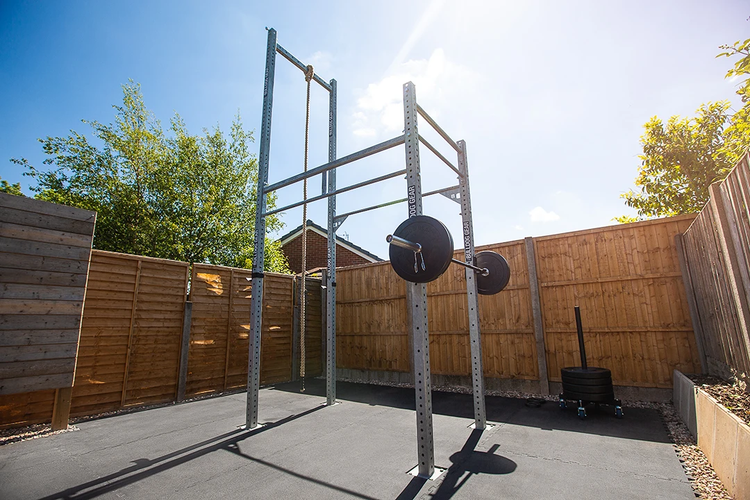 A pretty epic rig in a UK garden gym… Definitely want one of these!